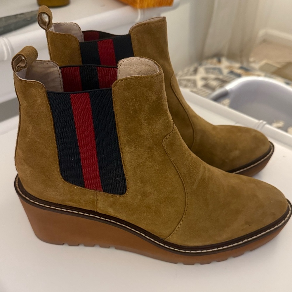 New in Box Cecilia Nutella Tan Suede Boots w/ Wedge Heel Blue/Red Accent Sz 9